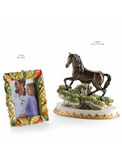Фоторамка MUGHETTO и статуэтка лошади на цветочном лугу
